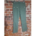 Bawełniane spodnie damskie w kolorze zielonym widok z tyłu
