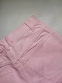 Spodnie damskie jeansowe w kolorze różowym widok tylnej kieszeni