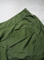 Spodnie damskie lekkie ze śliskiego materiału butelkowa zieleń Plus Size Casual W.E.A.R widok tylnej kieszeni