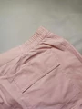 Spodnie damskie lekkie ze śliskiego materiału różowy Casual W.E.A.R widok tylnej kieszeni