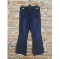 Spodnie damskie jeansowe typu flare leg widok z przodu