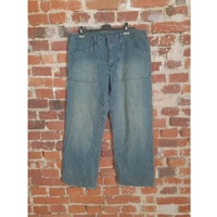 Spodnie męskie jeansowe z głębokimi kieszeniami widok z przodu