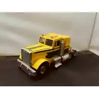 Żółta ciężarówka model Freichtliner skala 1:55 widok z przodu