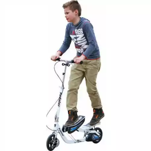 Hulajnoga napędzana ruchem widok dziecka jadącego na hulajnodze