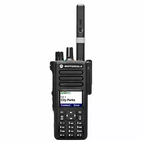 Krótkofalówka walkie talkie Motorola DP4800e UHF DMR bez akumulatora widok z przodu.
