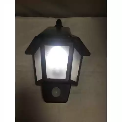 Lampa solarna z czujnikiem ruchu widok z przodu