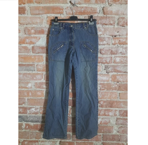 Spodnie damskie jeansowe z ozdobnymi kieszonkami widok z przodu
