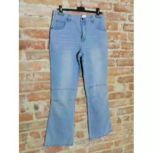 Spodnie damskie jeansowe z rozszerzoną nogawką widok z przodu