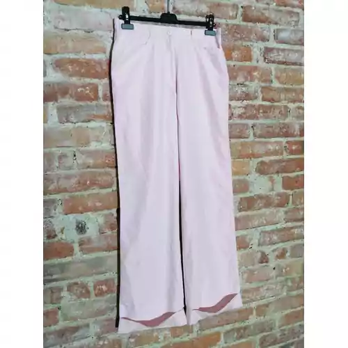 Spodnie damskie lekkie ze śliskiego materiału różowy Casual W.E.A.R widok z przodu