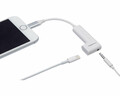 Adapter audio lightning na aux 3.5mm do iPhone AmazonBasics widsok z telefonem