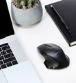 Bezprzewodowa ergonomiczna mysz AmazonBasics GP9-BK widok z laptopem