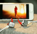Bezprzewodowe słuchawki douszne Remax S2 Magnet Sports Bluetooth 4.1 srebrny widok z telefonem