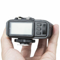 Bezprzewodowy nadajnik lampy błyskowej flash Godox X1T-N Nikon widok w dłoni