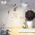 Biurkowa lampka LED Eyio BJ 5W z klipsem widok na biurku