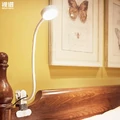Biurkowa lampka LED Eyio BJ 5W z klipsem widok na łóżku