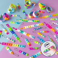 BONNYCO - 30 bransoletek Pop It z breloczkami na przyjęcie dla dzieci