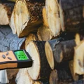 Detektor wilgotności drewna Brandson do materiałów budowlanych widok zastosowania.