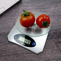 Elektroniczna waga domowa kuchenna cyfrowa wyświetlacz widok z pomidorami