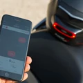 Inteligentne światło na kask motocyklowy Cosmo Connected CM-01  widok z telefonem 