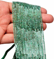 Jaipur Gems Mart szmaragd naturalny – mikrofasetowane koraliki 2–3 mm, sznur 33 cm