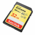 Karta Sd Sandisk extreme SDXC 32 GB 40/90 MB/S U3 widok z prawej strony