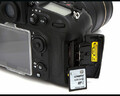 Kingston karta SD SDXC klasa 10 UHS-I 128GB 45MB/s widok z aparatem