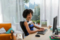 Klawiatura bezprzewodowa Microsoft Comfort Desktop 5050 AZERTY widok z boku.