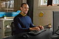Klawiatura bezprzewodowa Microsoft Comfort Desktop 5050 AZERTY widok z tyłu.