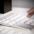 Klawiatura bezprzewodowa numeryczna Belkin YourType F8T067 MacBook Pro srebrna widok zastosowania.