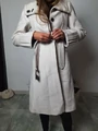 Kobiecy ciepły wiązany płaszcz zimowy biały widok z boku
