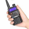 Krótkofalówka walkie-talkie BAOFENG UV-5R DUOBANDER 4W widok w dłoni