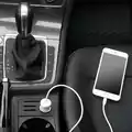 Ładowarka samochodowa Lightning z kablem do iPhone Amazon Basics widok zastosowania