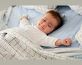 Lampa lampka nocna zmieniająca kolory RGB 7 LED Bonaura widok śpiącego dziecka
