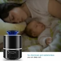 Lampa owadobójcza UV AlCase GB47061.1 USB widok ze śpiącą matką z dzieckiem