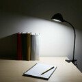 Lampka biurowa stołowa klips LED Aukey LT-ST8 clip-on widok z przodu na biurku