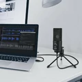 Mikrofon pojemnościowy gamingowy Fifine K669B USB widok z laptopem