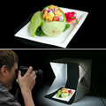 Mini studio fotograficzne z oświetleniem 4W widok fotografa robiącego zdjęcie