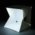 Mini studio fotograficzne z oświetleniem 4W widok z białym tłem