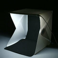 Mini studio fotograficzne z oświetleniem 4W widok z czarnym tłem