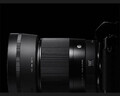 Obiektyw Sigma C 30 mm f/1.4 DC DN do Sony E widok z aparatem