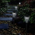 Ogrodowa lampa solarna LED 6 sztuk w paczce widok przy chodniku