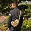 Plecak taktyczny na ramię wojskowy na kemping Lixada widok w użyciu