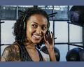Przewodowe słuchawki Monster iSport Freedom Bluetooth widok na kobiecie