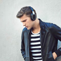 Słuchawki bezprzewodowe Phiaton BT 460 Bluetooth 4.0 widok słuchania muzyki