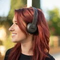 Słuchawki bezprzewodowe SKULLCANDY UPROAR widok na głowie