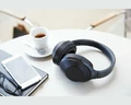 Słuchawki bezprzewodowe Sony MDR-1000X widok na stole