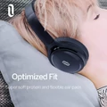 Słuchawki bezprzewodowe TaoTronics TT-BH22 ANC widok zasypiającej kobiety z słuchawkami