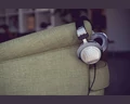 Słuchawki nauszne beyerdynamic DT 990 Edition 250Ohm widok na kanapie
