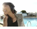 Słuchawki nauszne DJ Sony MDR-V55 widok zadowolonej kobiety słuchającej muzyki