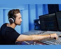 Słuchawki nauszne studyjne beyerdynamic DT 880 Pro 250Ohm widok przy pracy w studiu